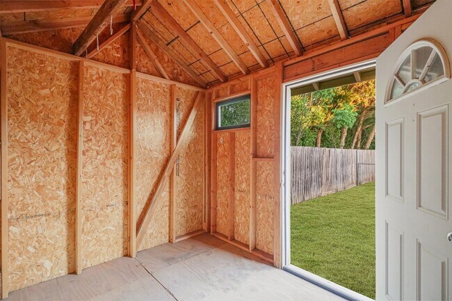 Building Photo - 1208 Bluffview Dr