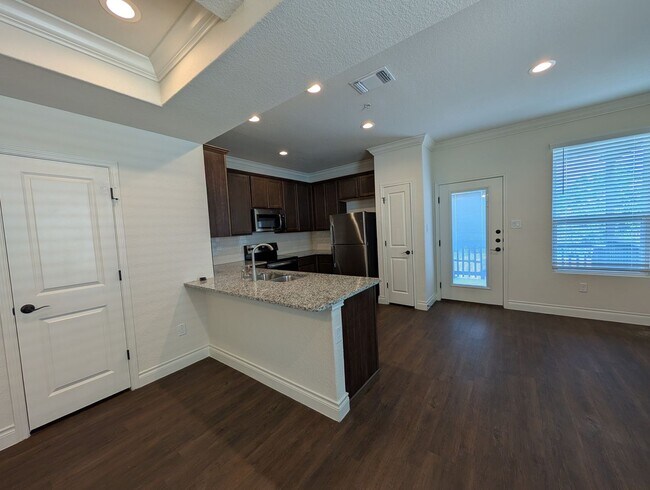 Building Photo - 1 MONTH FREE RENT / Close to HWY for Commu...