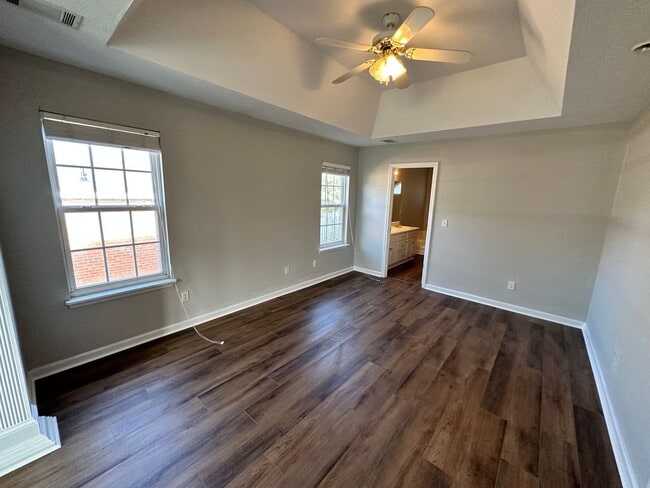 Building Photo - 4 bed 2 bath home with 2 car garage, covered patio, and fenced backyard