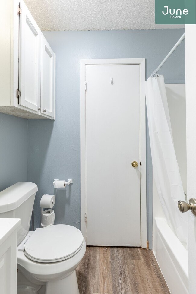 Building Photo - Queen room in 3-bed/1.5-bath Home