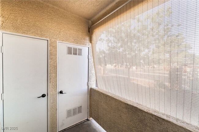 Building Photo - 3400 Cabana Dr