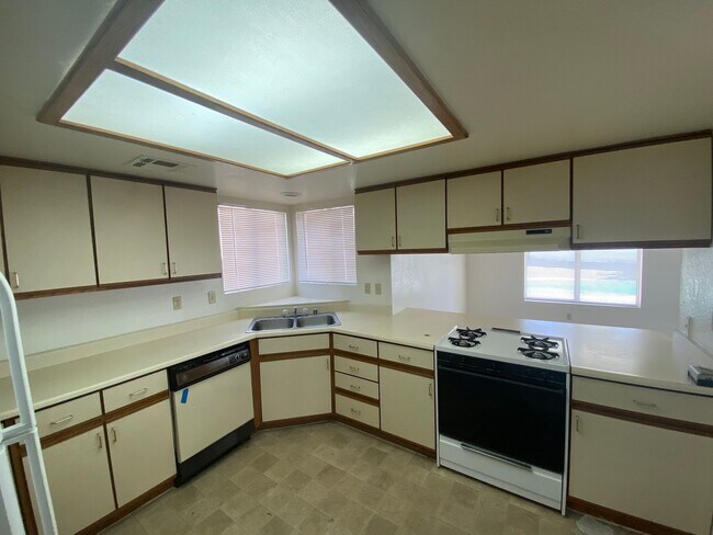 Building Photo - Great 3 Bedroom Henderson Home with Pool!