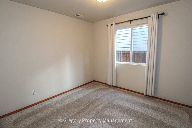 Building Photo - Bright and Spacious 5 bed Home - Steps from Martha Lake Airport!