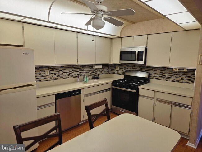 Building Photo - 10201 Bustleton Ave