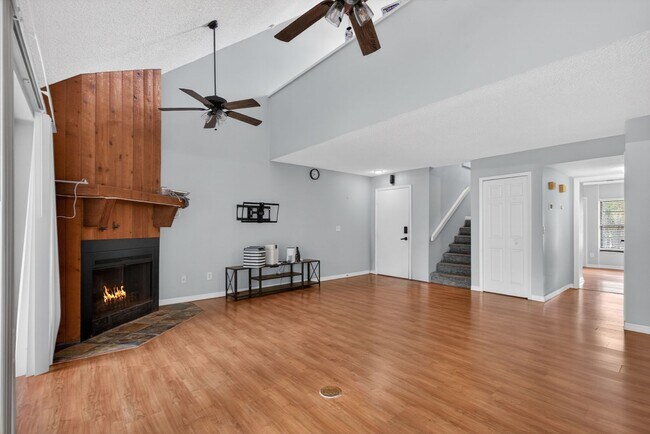 Building Photo - Cozy 3 Bedroom Available in Tampa!