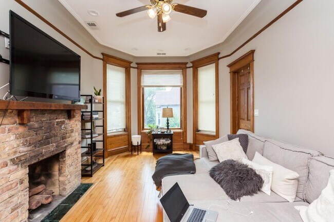 Building Photo - 3 bedroom in Chicago IL 60657