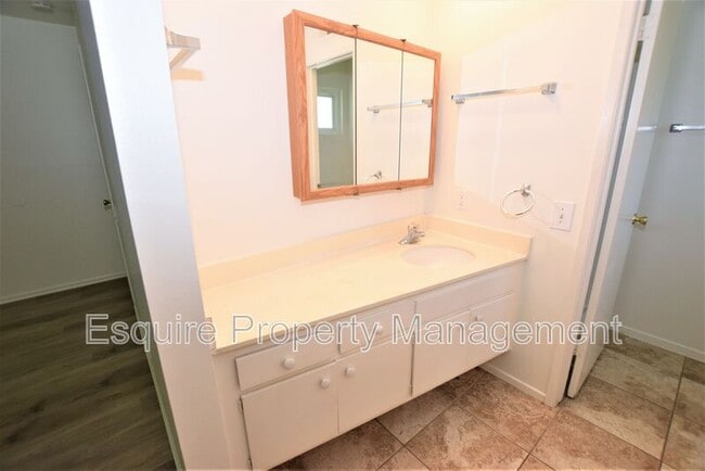 Building Photo - 1035 Woodgate Ct