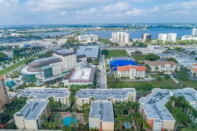 Building Photo - 630 S Sapodilla Ave