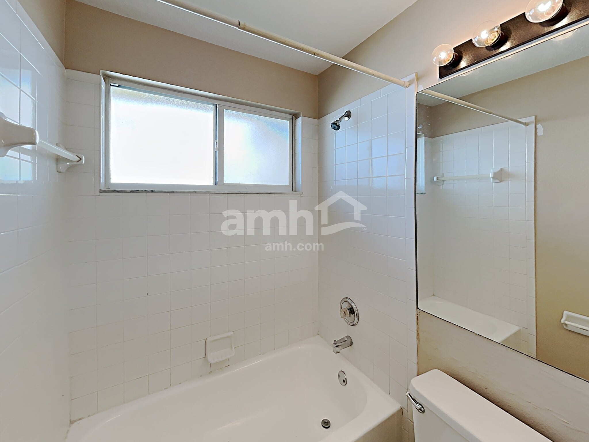 Building Photo - 16502 Lake Heather Dr