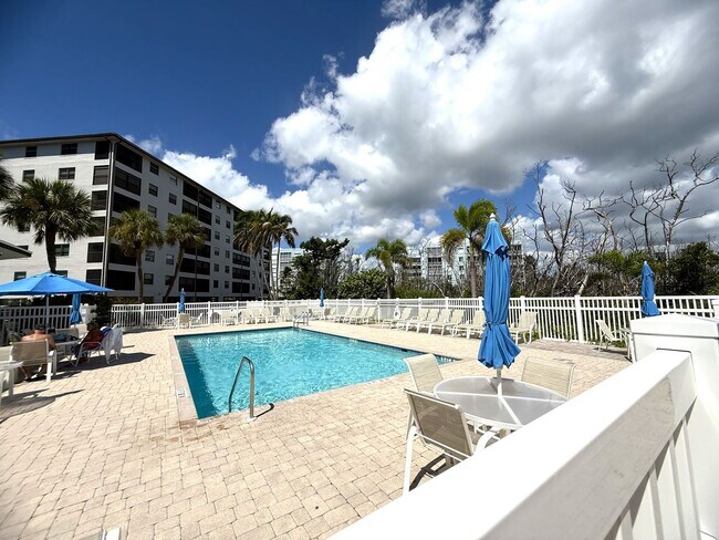 Building Photo - SEASONAL BEACH ACCESS 2/2 CONDO ON FT. MYE...