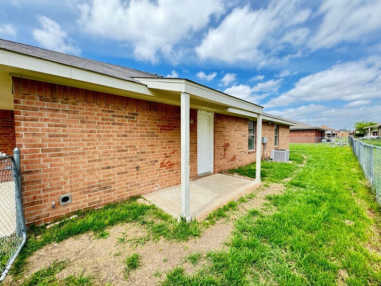 Building Photo - 2801 Alma Dr