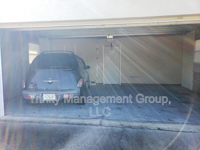 Building Photo - 10264 Spring Hill Dr