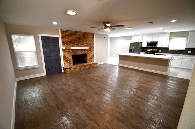 Building Photo - Beautifully remodeled 4 bedroom, 3 Bath