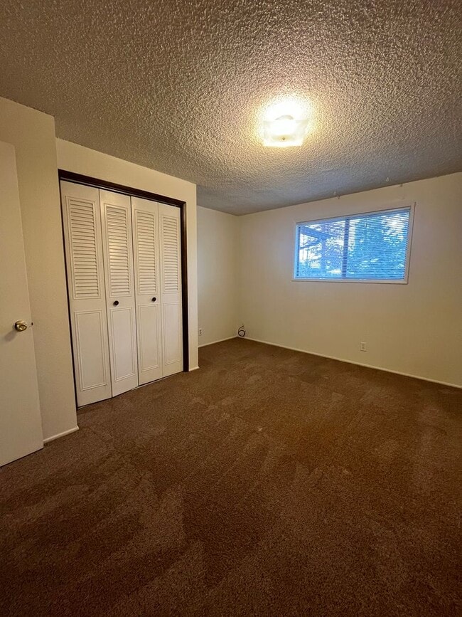 Building Photo - 2-Bedroom 1-Bathroom Tri-Plex in Thurston!