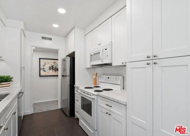 Building Photo - 540 Kelton Ave