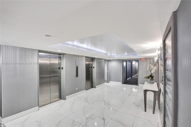 Building Photo - 5055 Collins Ave