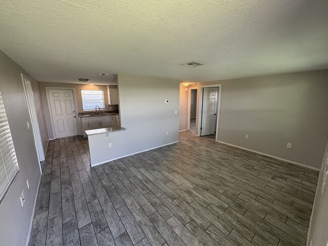 Building Photo - 308 Colonia Ln E