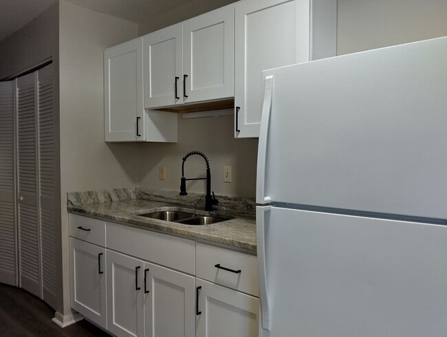 Building Photo - 7604 Bellehaven Dr