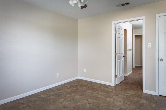 Building Photo - 808 E Gutierrez St