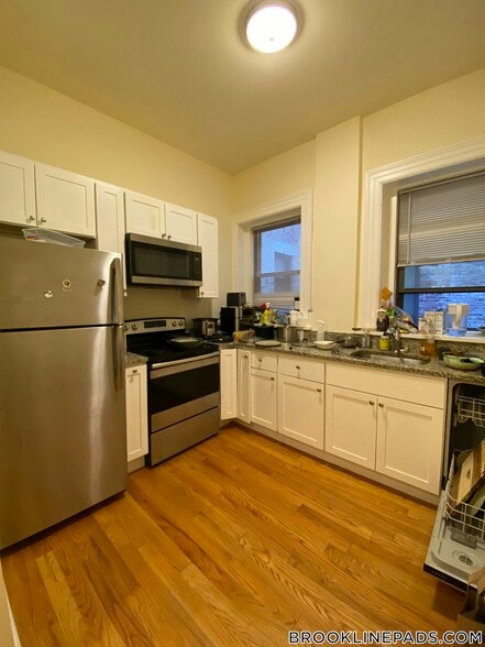 Building Photo - 1463 Beacon St