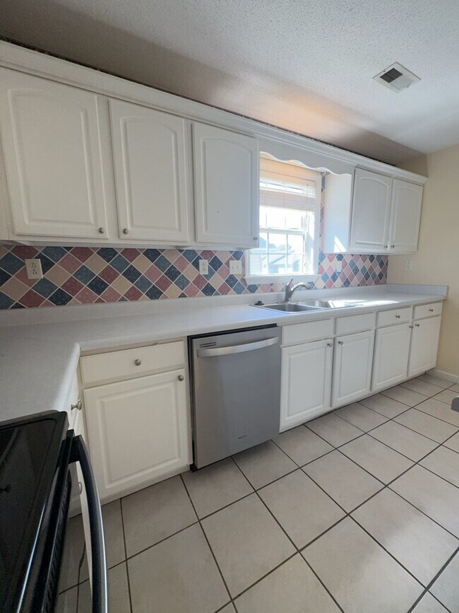 Building Photo - Wonderful 3 Bedroom Home-437 Boysenberry