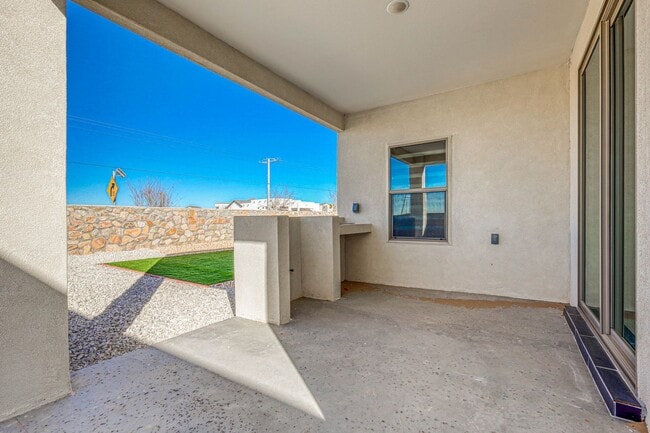 Building Photo - Beautiful East side House 4 bed-2.5 baths, part of The Overlook Casa Club that includes Swimming ...