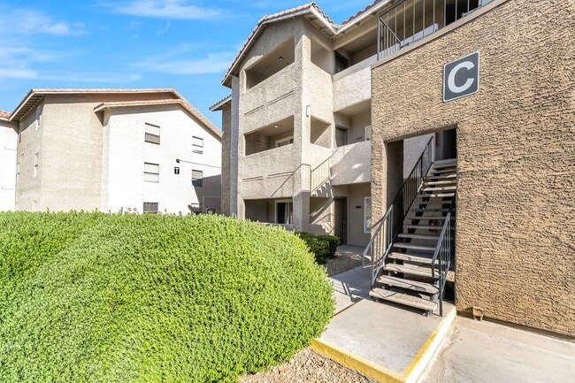 Building Photo - Modern Resort-Style Living in a Beautifully Renovated Gated Community Retreat!