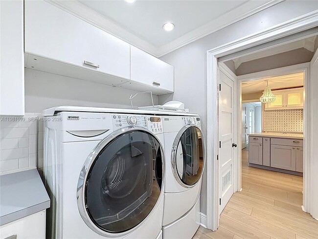 Building Photo - 2533 NE 21st Terrace