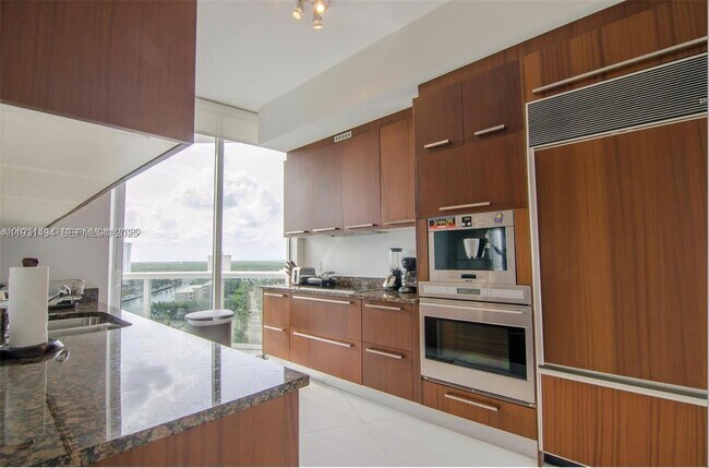 Building Photo - 15901 Collins Ave