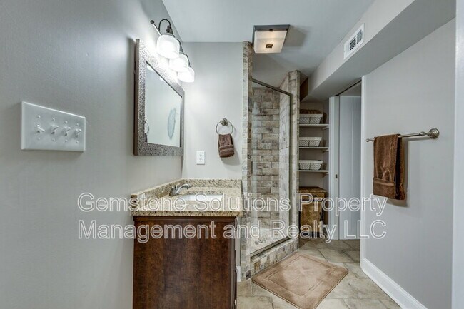 Building Photo - 1406 Lillian St