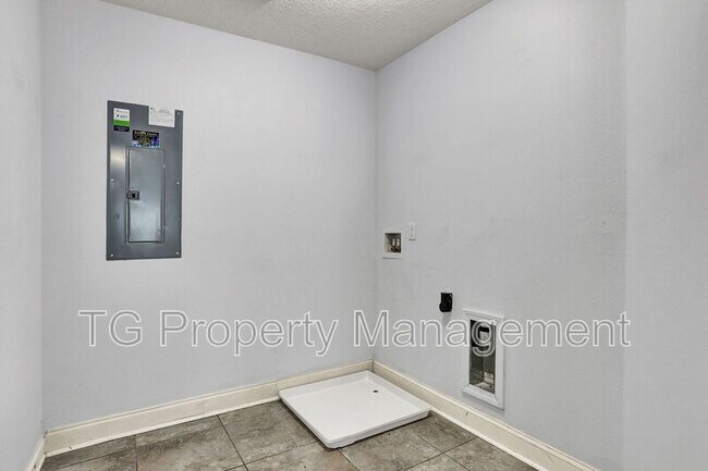 Building Photo - 12436 Jovana Rd