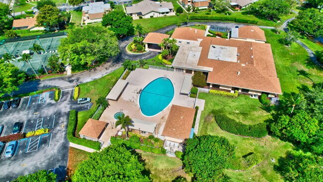 Building Photo - 2925 Riviera Dr