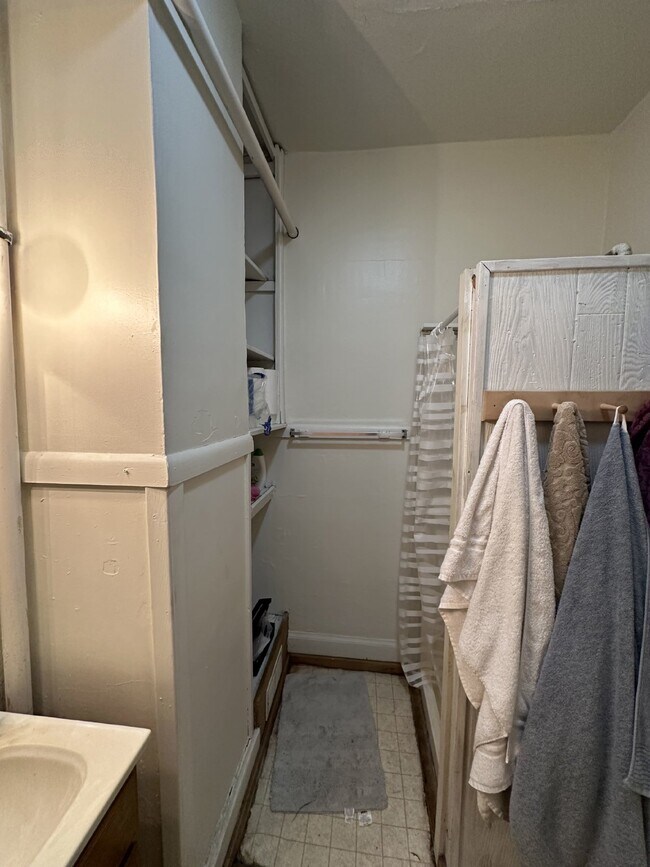 Building Photo - 4 Bed 1 Bath close to UWEC!