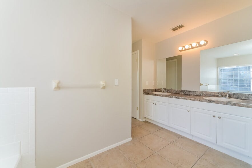 Building Photo - 1015 Elizabeth Ridge Ct