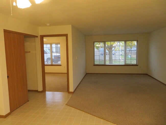 Building Photo - 584 W State St