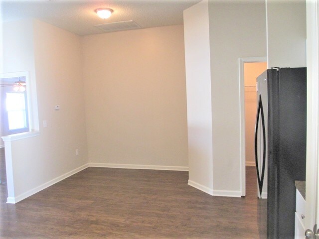 Building Photo - 2643 Creek Ridge Dr