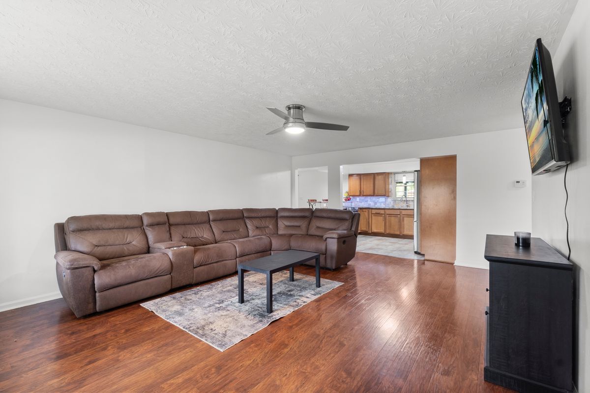 Building Photo - 3930 Beechwood Dr