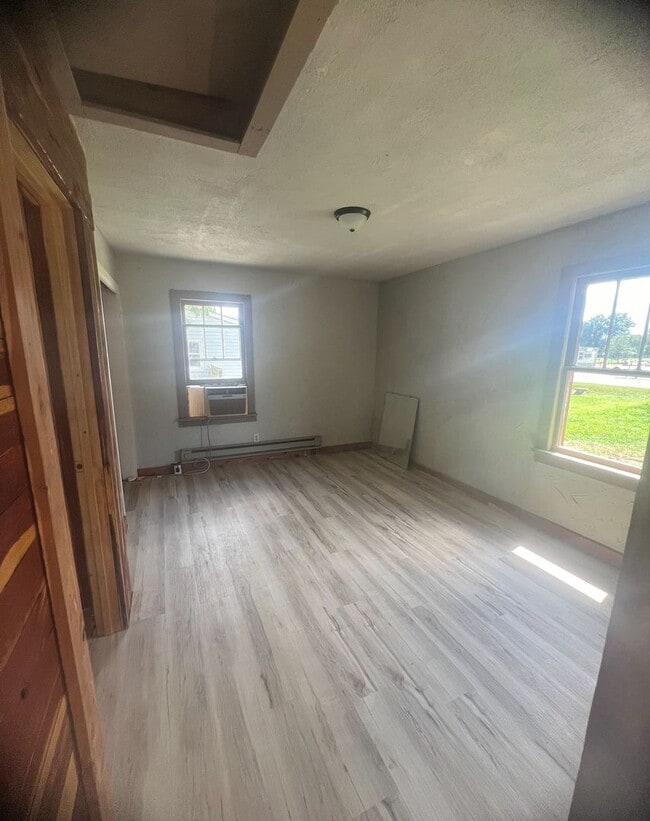 Building Photo - Newly Renovated! - $1,295 Month / $1,900 Down