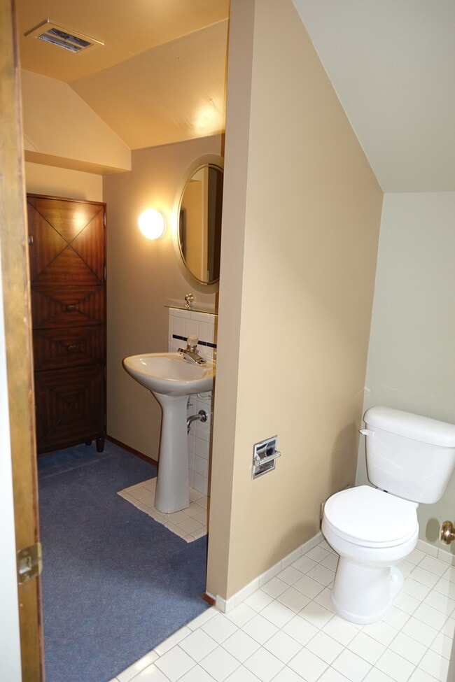 Building Photo - Private Patio Oasis