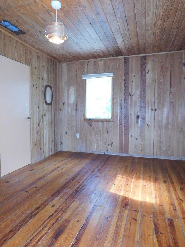 Building Photo - Gorgeous Rustic Home in Alachua!