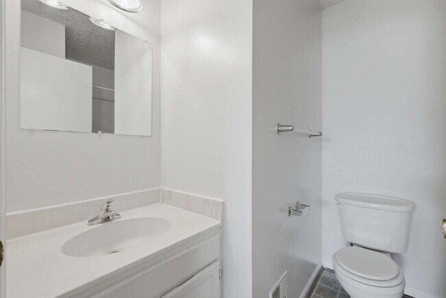 Building Photo - Beautifully Refreshed 3BR Townhome with Private Fenced Backyard in Brandy Station