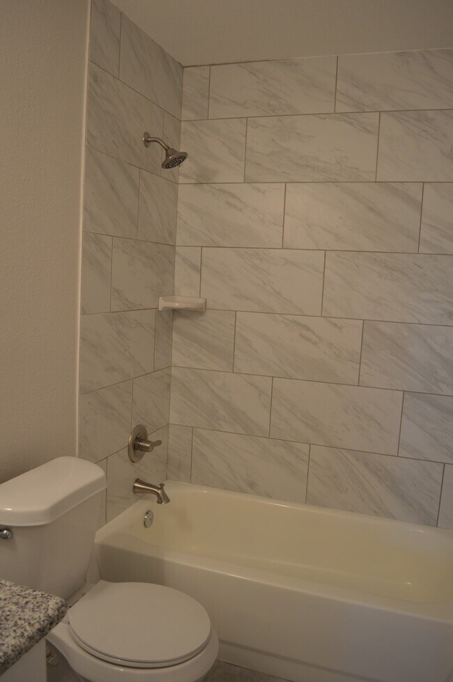 Building Photo - Newly remodeled 3 bed 2 bath