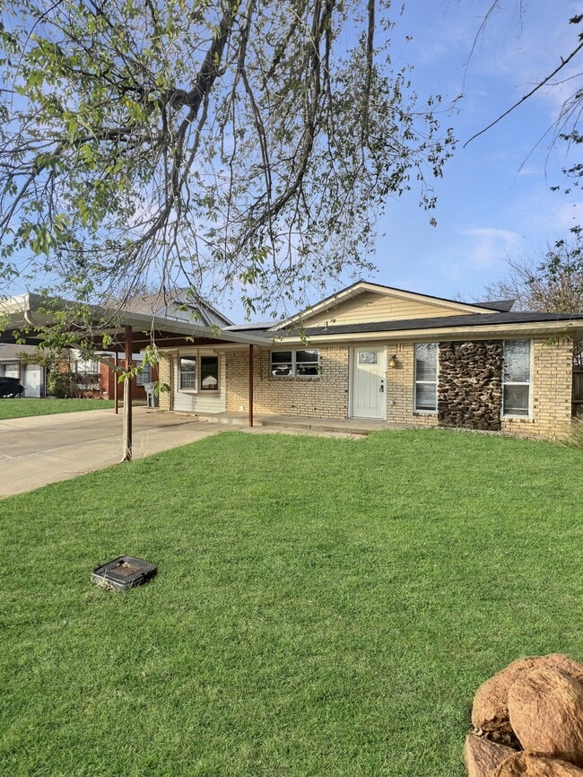 Building Photo - 6707 NW Compass Dr