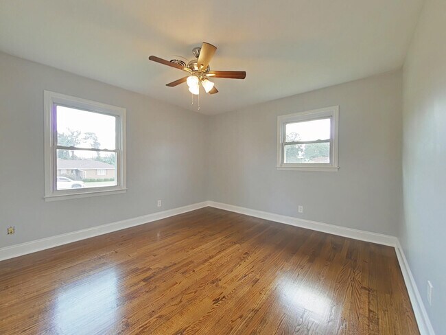 Building Photo - 117 Deerwood Dr