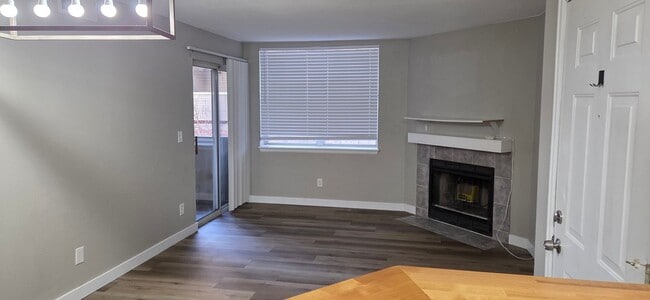 Building Photo - 1 bed 1 bath condo with 650 sf. with detached garage off Jewell and Sheridan