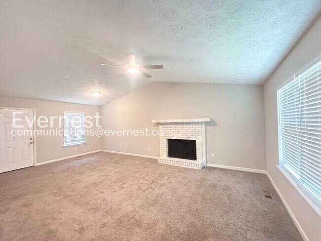 Building Photo - 3 Bed, 2 Bath Home with Fenced Yard & Garage / Pet-Friendly / Vouchers Accepted / Available Now!