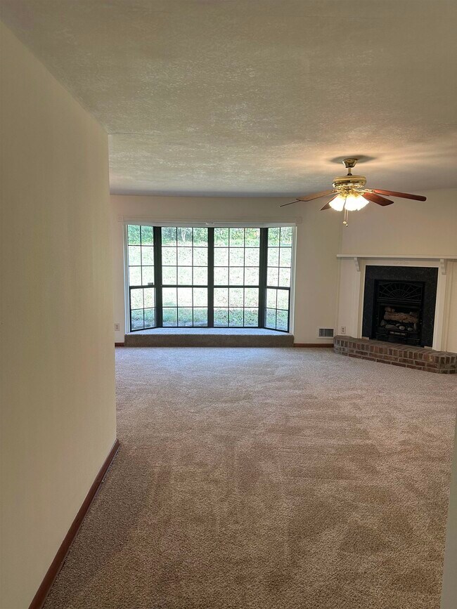 Building Photo - 1406 Devils Dip