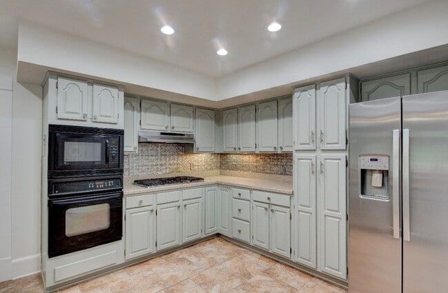 Building Photo - Executive 3/3 House in College Heights- $2,795