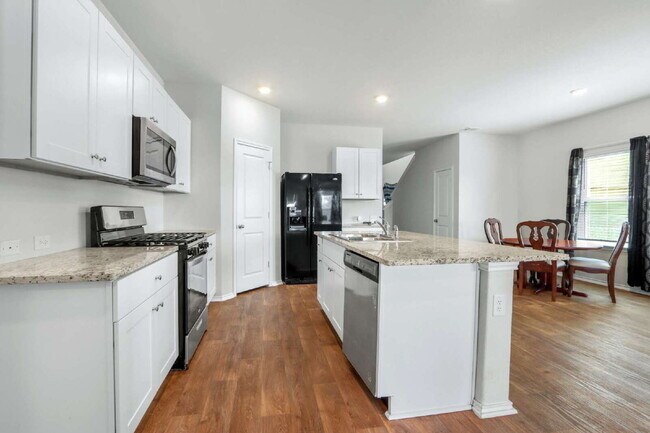 Building Photo - "Spacious 5-Bedroom San Antonio Gem with G...