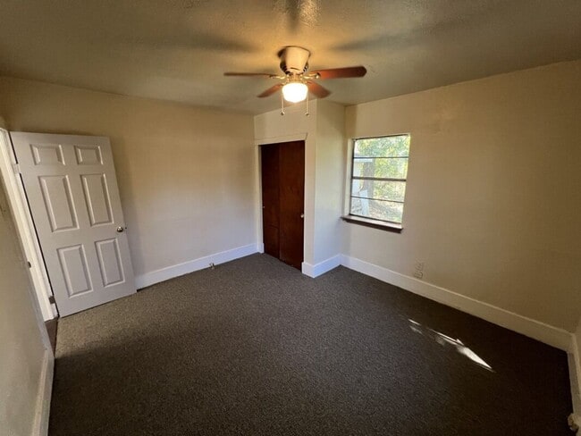 Building Photo - 2-Bedroom 1-Bath Home on Sunshine Rd!